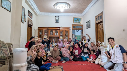 MAHASISWA KKN-PPM UGM HADIRKAN SOLUSI PENGELOLAAN SAMPAH DENGAN EMBER TUMPUK DI DUSUN KUREN, DESA DADI